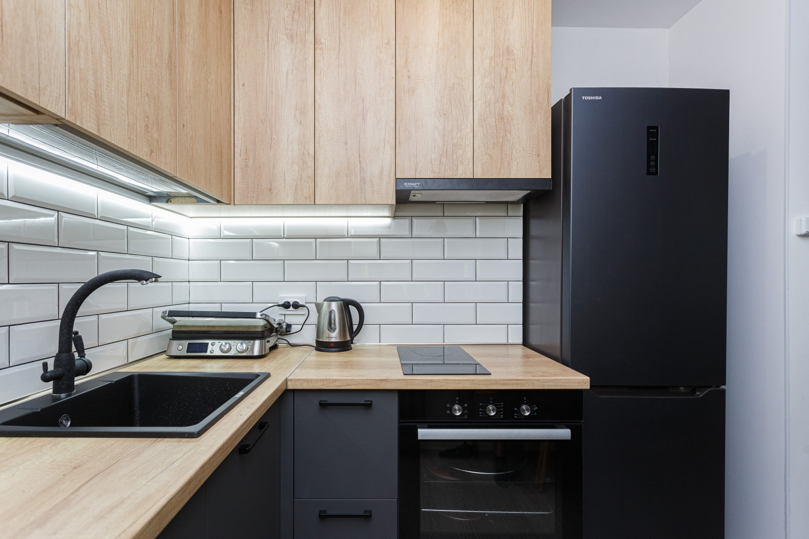 Кухня современная в двух цветах