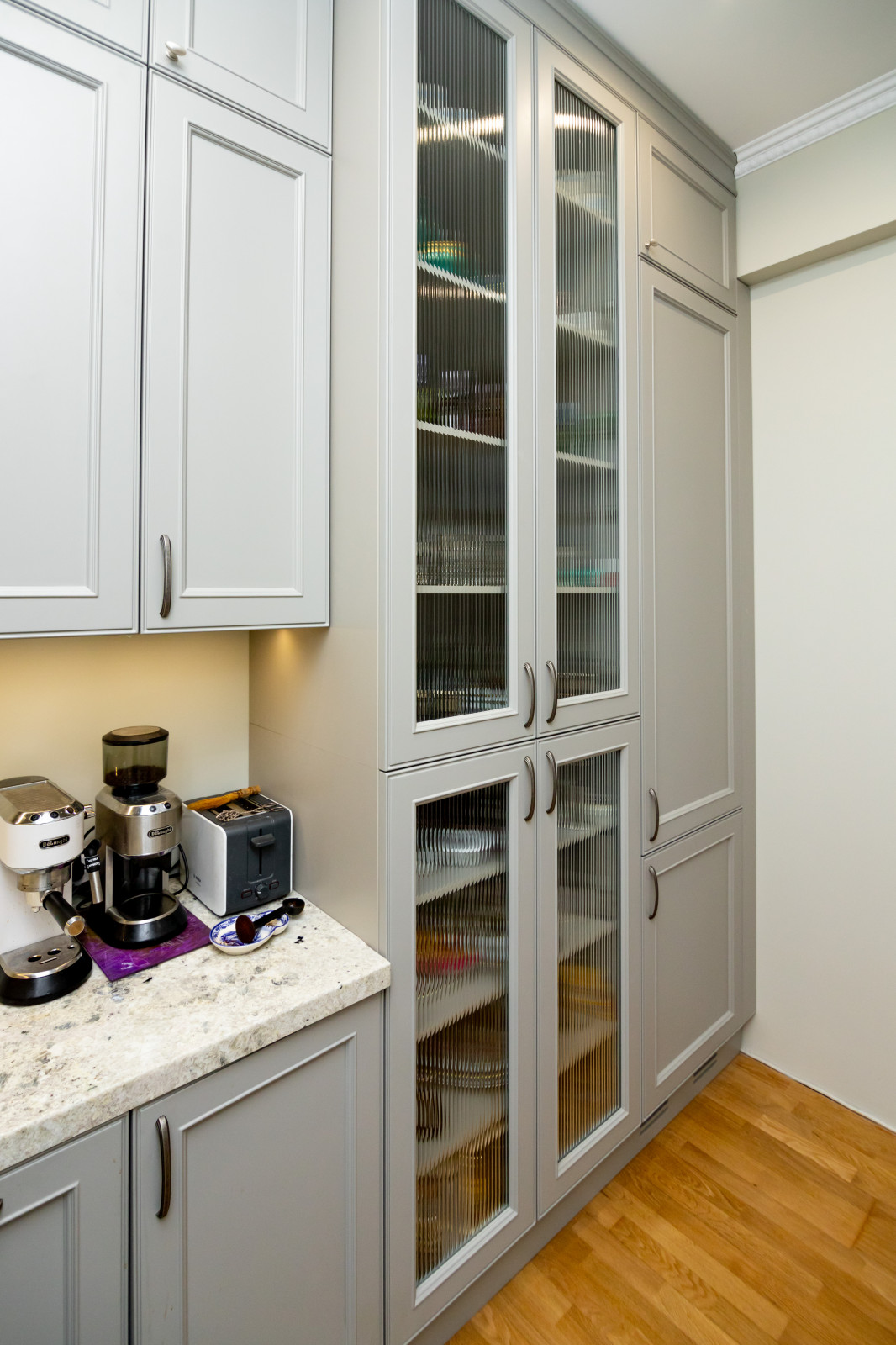 Светло-серая кухня в классическом стиле