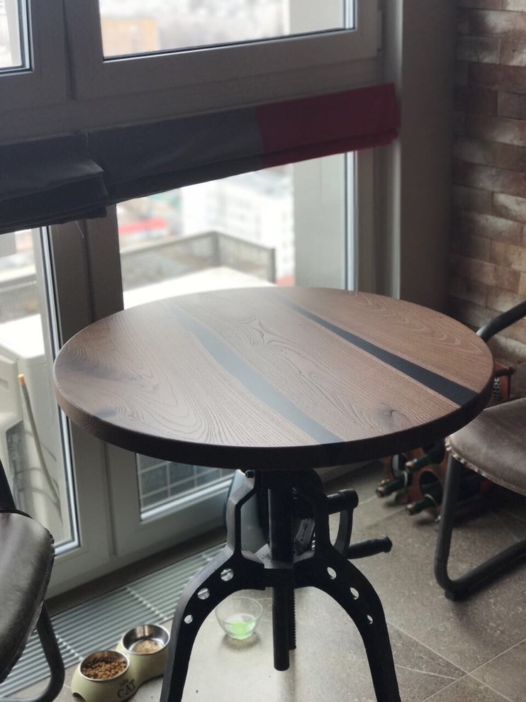 Обложка проекта: Круглый стол из карагача с речкой