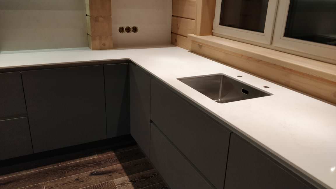 Кухня с фасадами Fenix