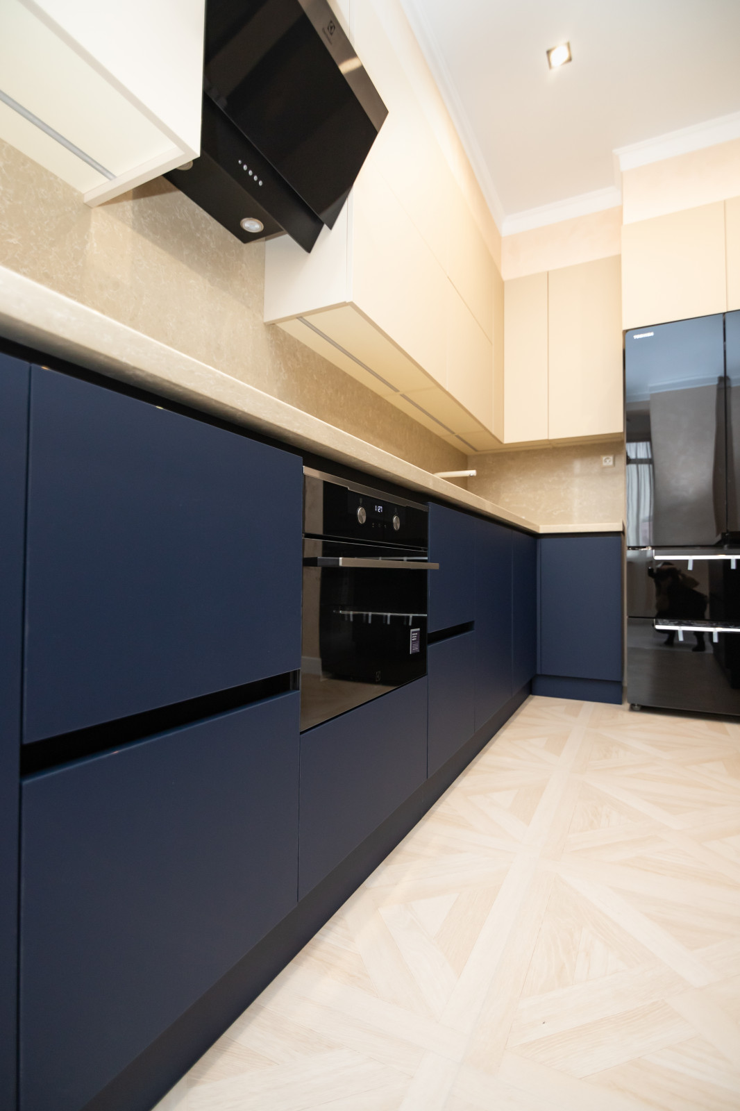 Бело-синяя кухня в современном стиле