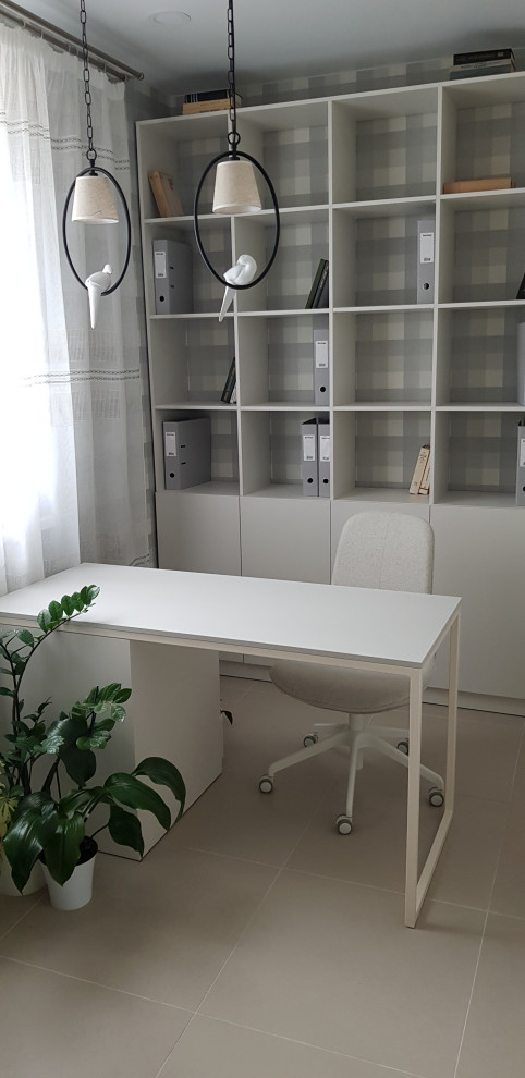 Рабочий кабинет , лестница в частном доме .