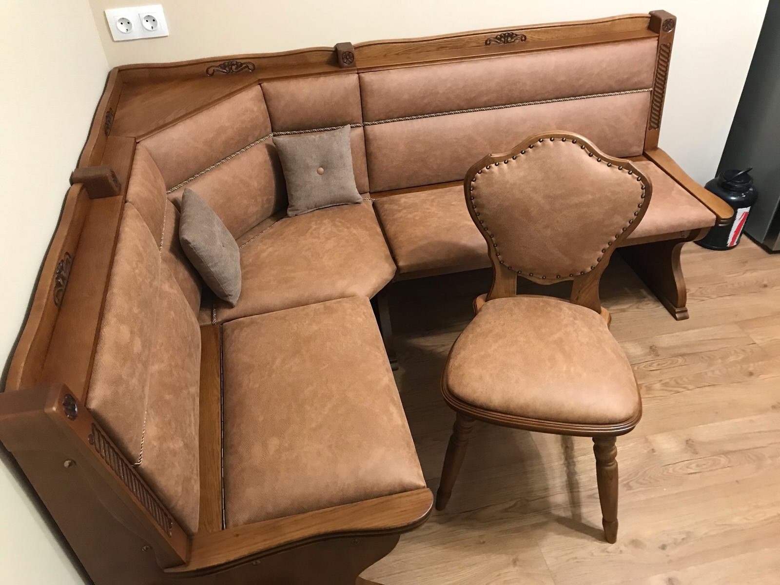 Обложка проекта: уголок из дуба после омолаживающих процедур)