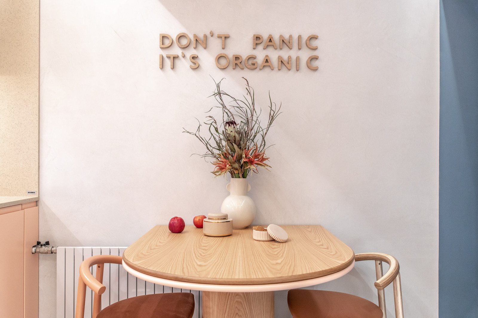 Тропическая кухня под цветком протеи