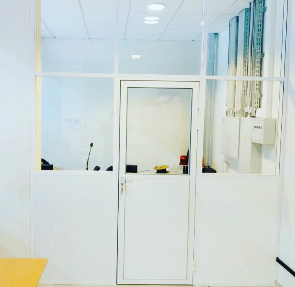 Перегородка и дверь