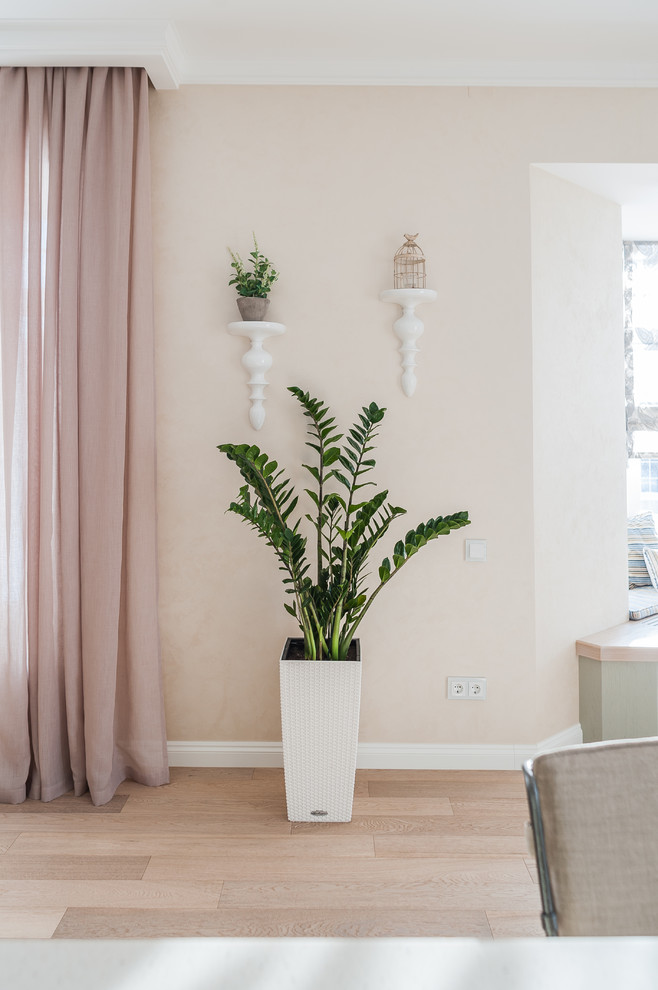 Загородный дом с розовой столовой