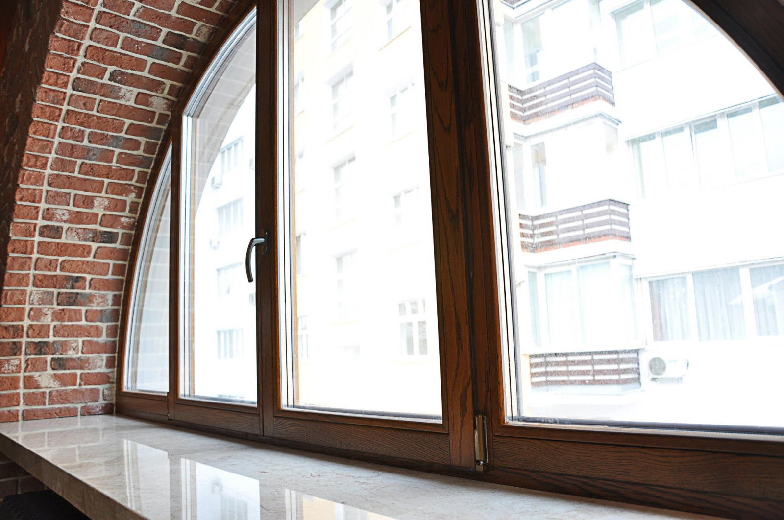 Показана яркая текстура дуба и мраморный подоконник