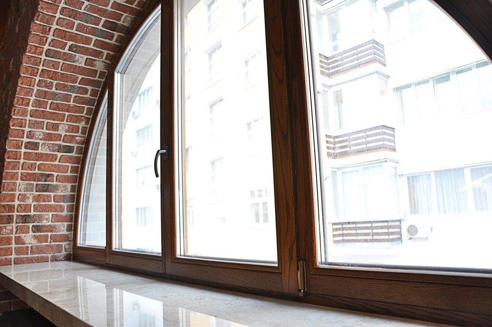 Показана яркая текстура дуба и мраморный подоконник