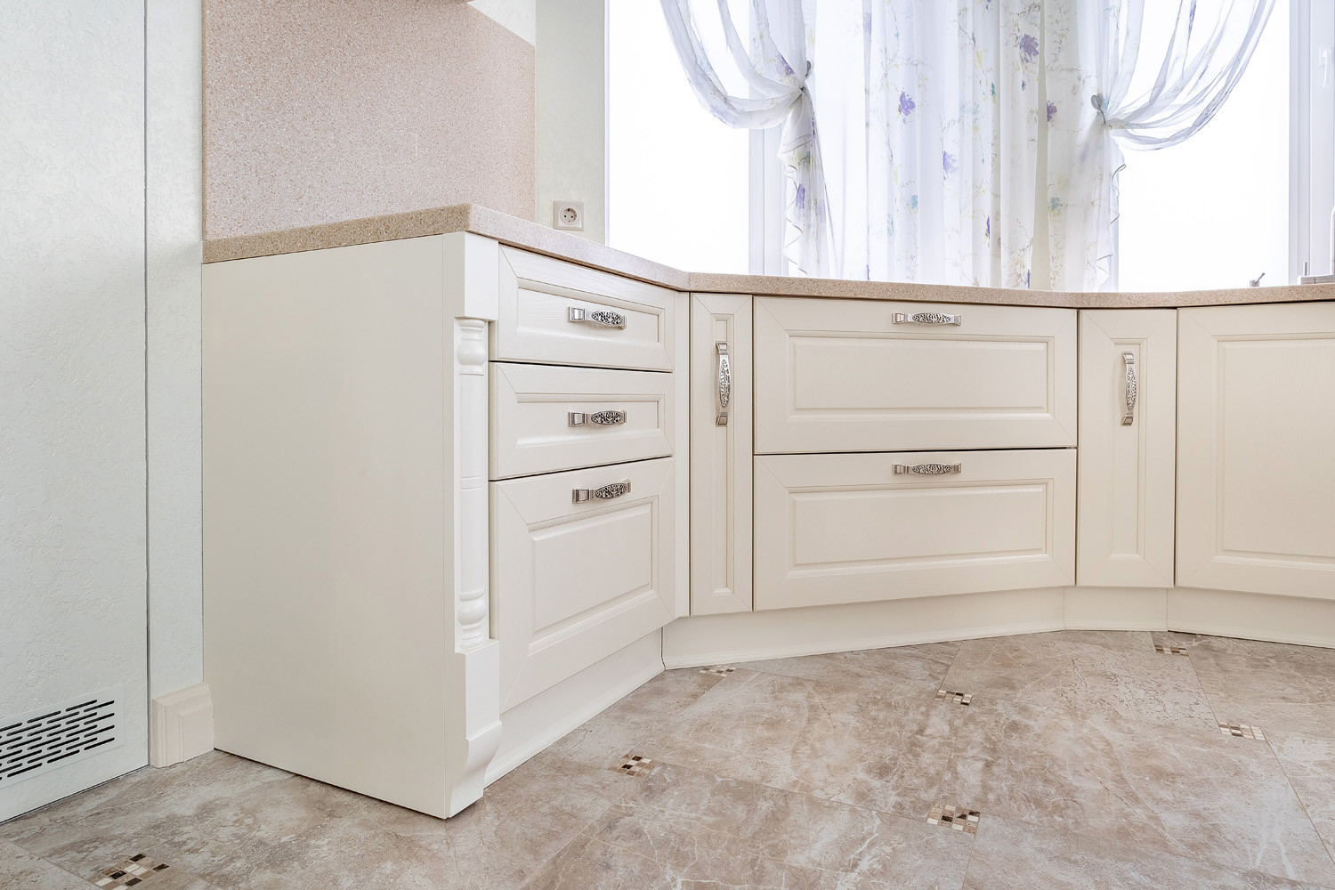 Светлая кухня с эркером