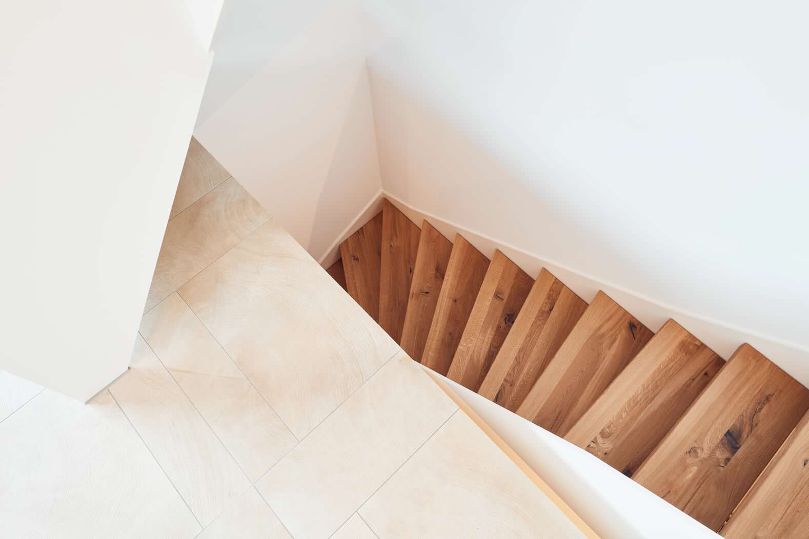 лестница из дуба с белой балюстрадой