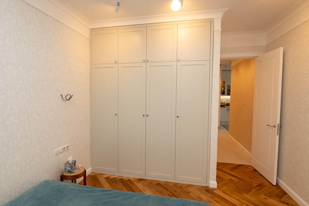 Шкафы в прихожую и спальню в неоклассическом стиле