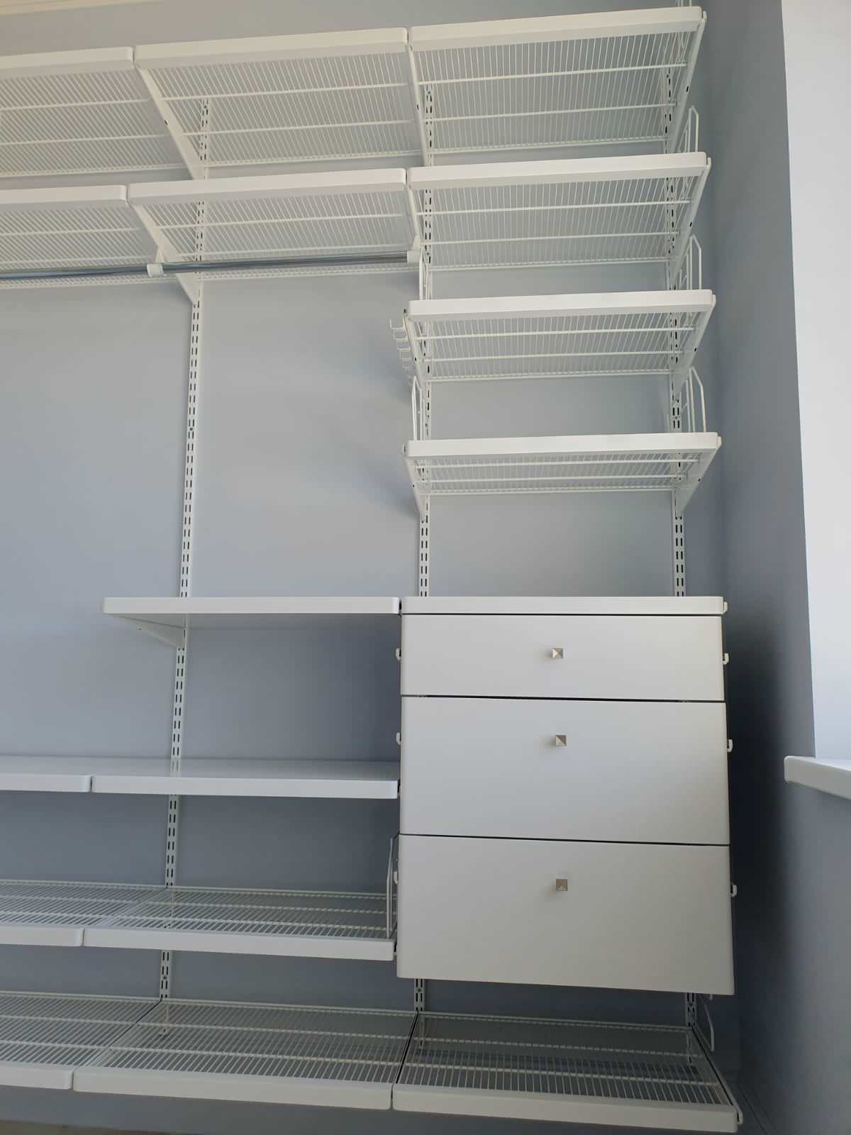 Гардеробная комната с элементами из дерева серии Decor