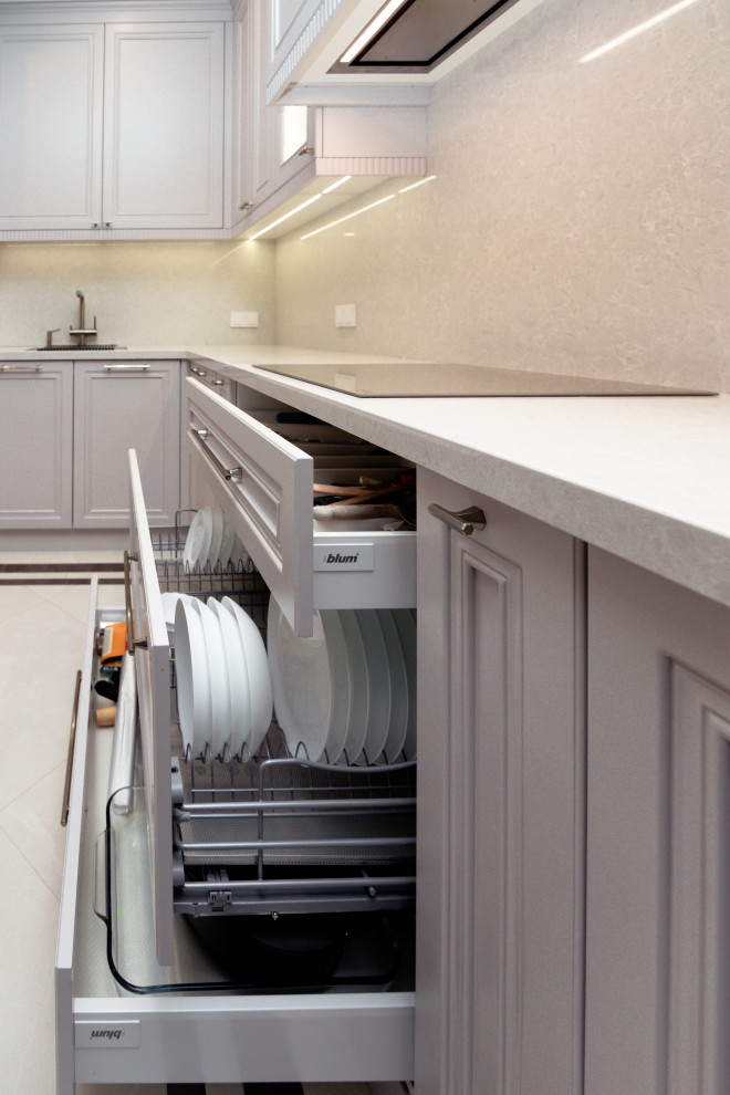 Нежно-серая кухня в неоклассическом стиле