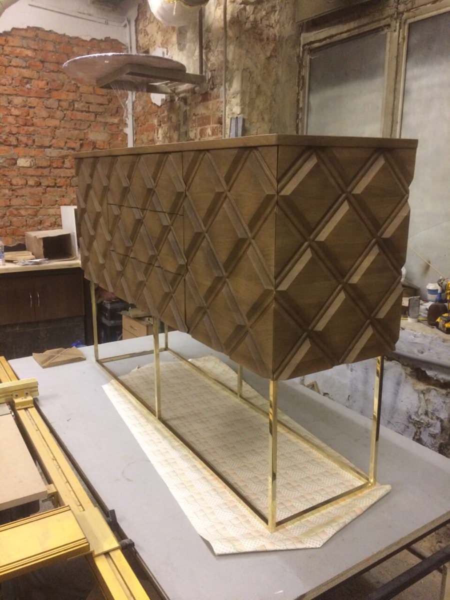 Комод с геометрическим декором