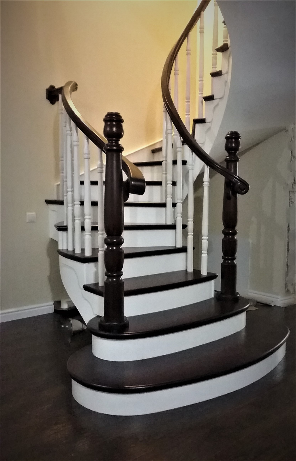 Винтовая лестница на бетонном основании из ясеня