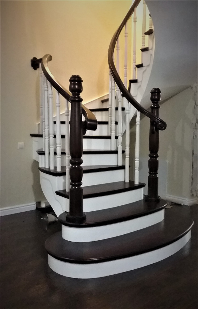 Обложка проекта: Винтовая лестница на бетонном основании из ясеня