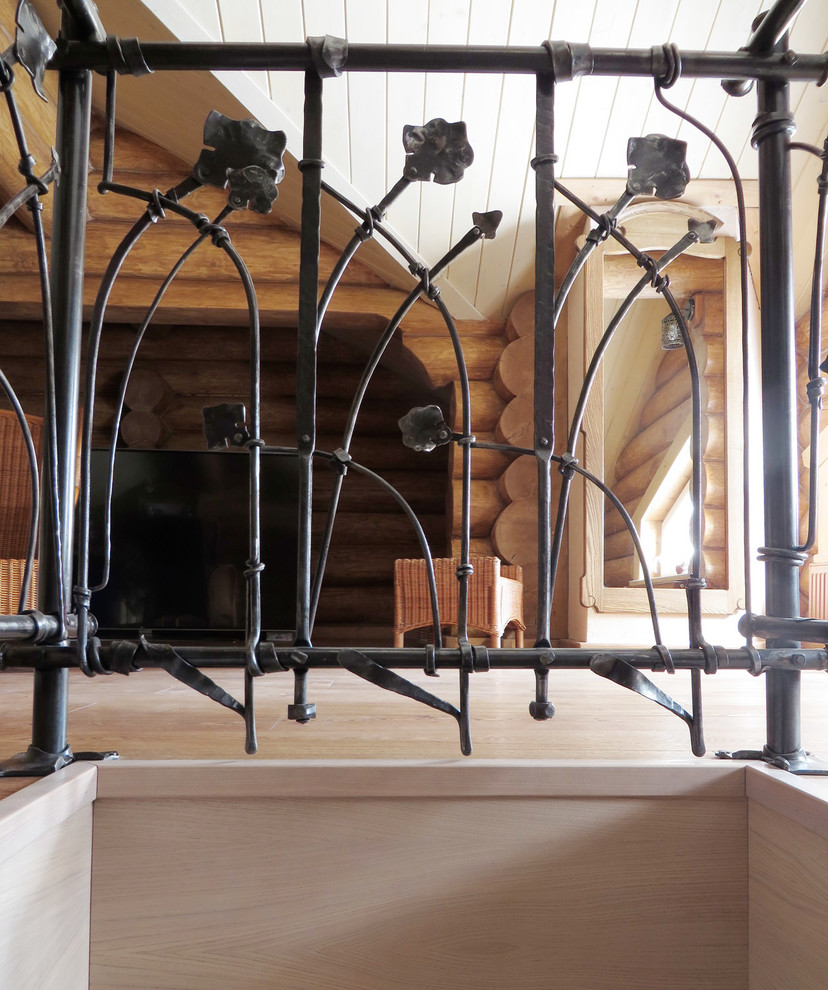 Кованое ограждение лестницы для деревянного дома.