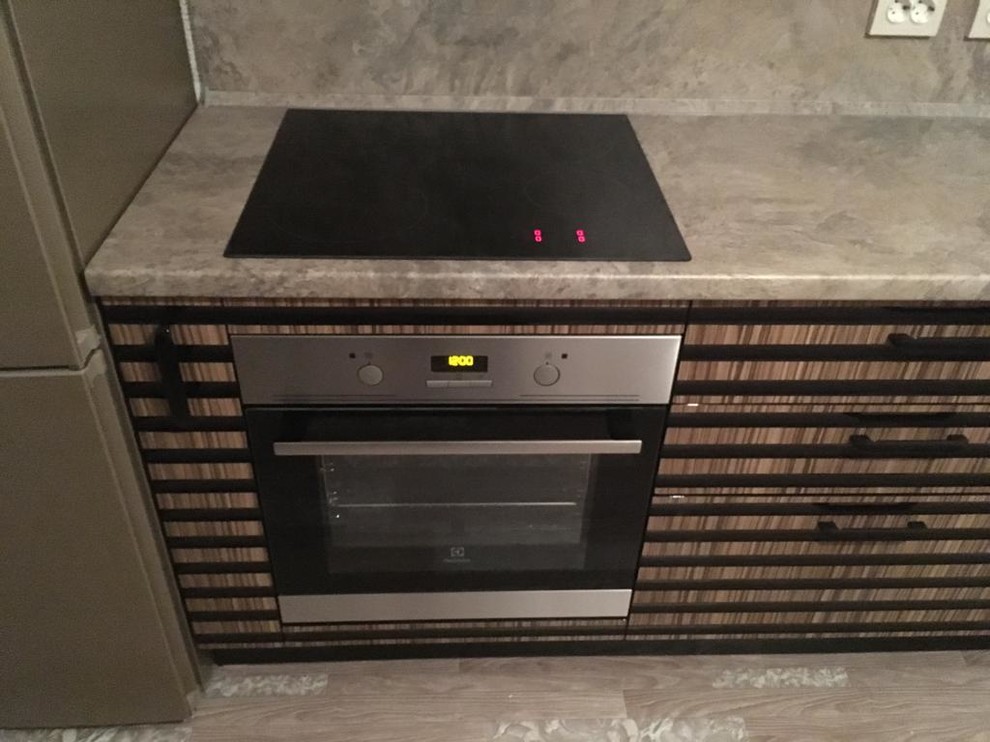 Кухонный гарнитур коричневый, полосатый