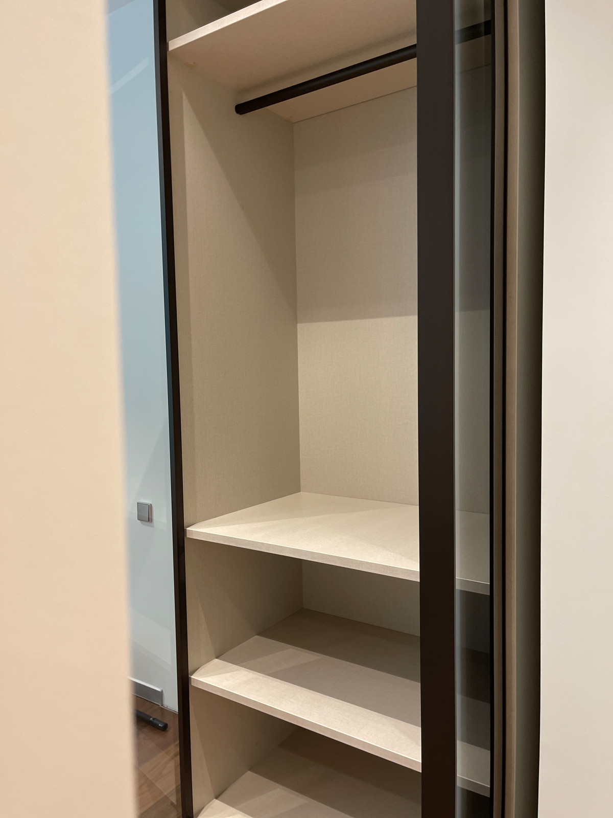 Распашной шкаф с системой RPE raumplus и Гардеробная система UNO raumplus