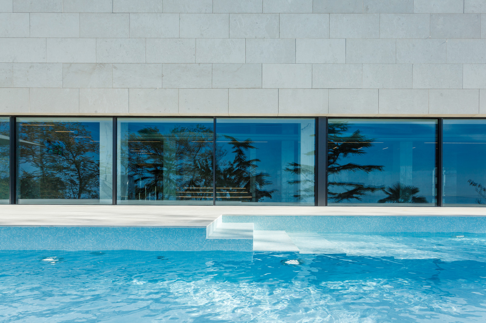 Открытый бассейн infinity в REEF RESIDENCE.