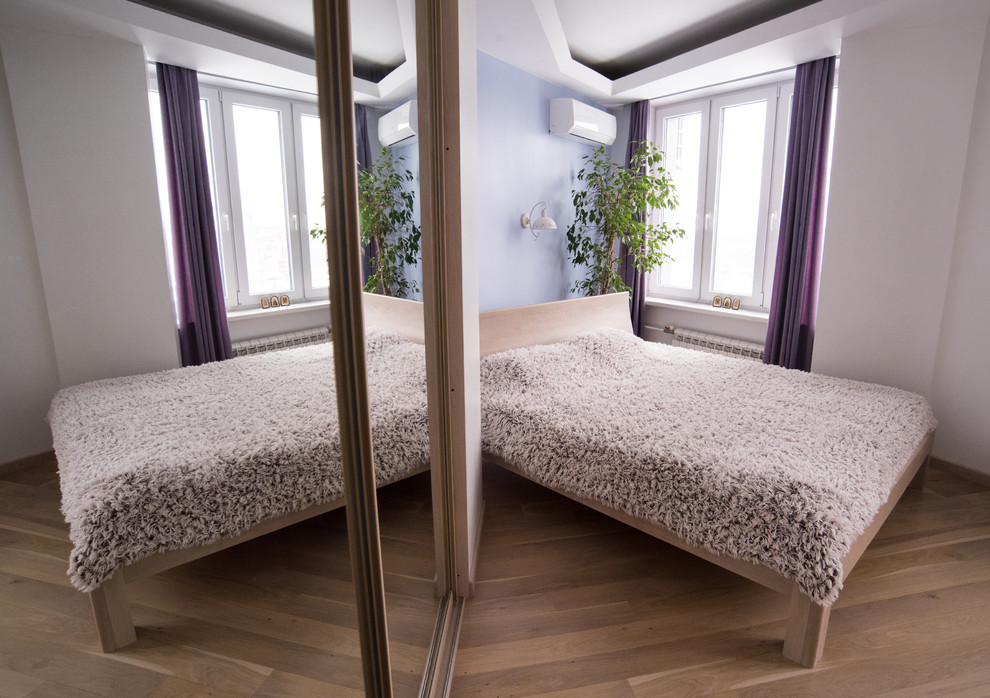 Перепланировка квартиры с радиальной фасадной стеной, авторская мозаика.