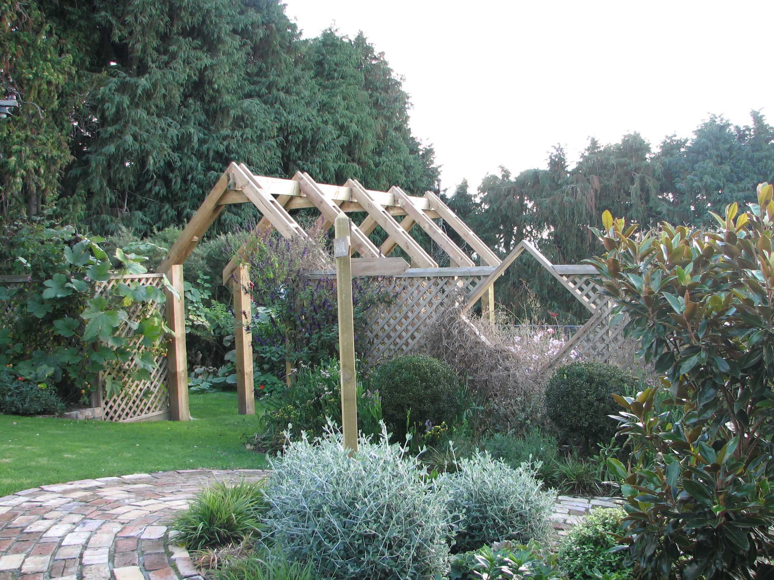 Как правильно: Сделать огородные опоры украшением участка