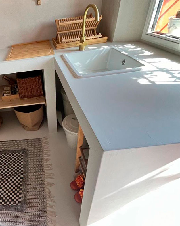 Современная кухня в эко-стиле с декоративной штукатуркой