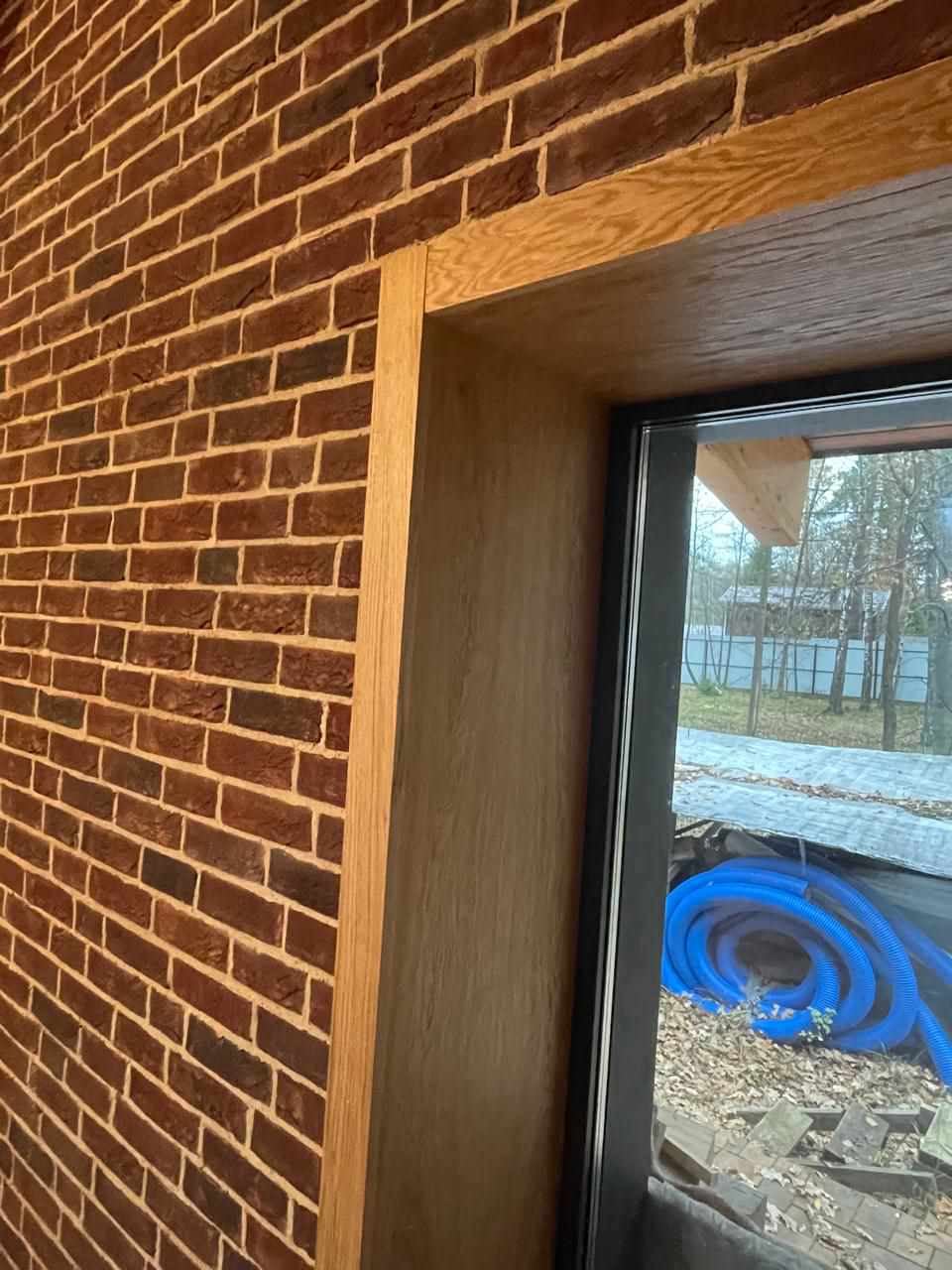 Шпонированные откосы в загородном доме