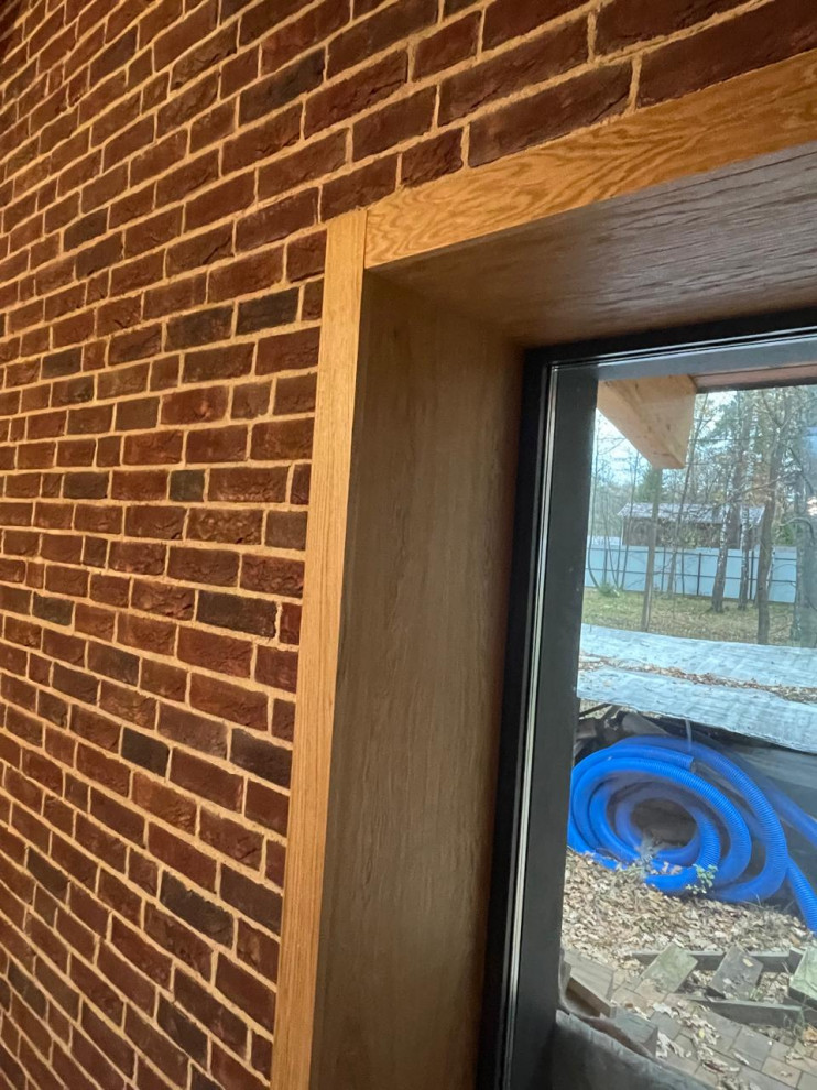 Шпонированные откосы в загородном доме