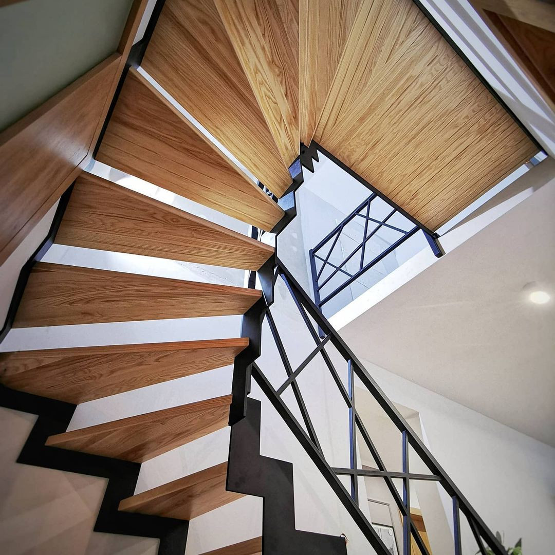 Лестница с металлическими перилами лофт