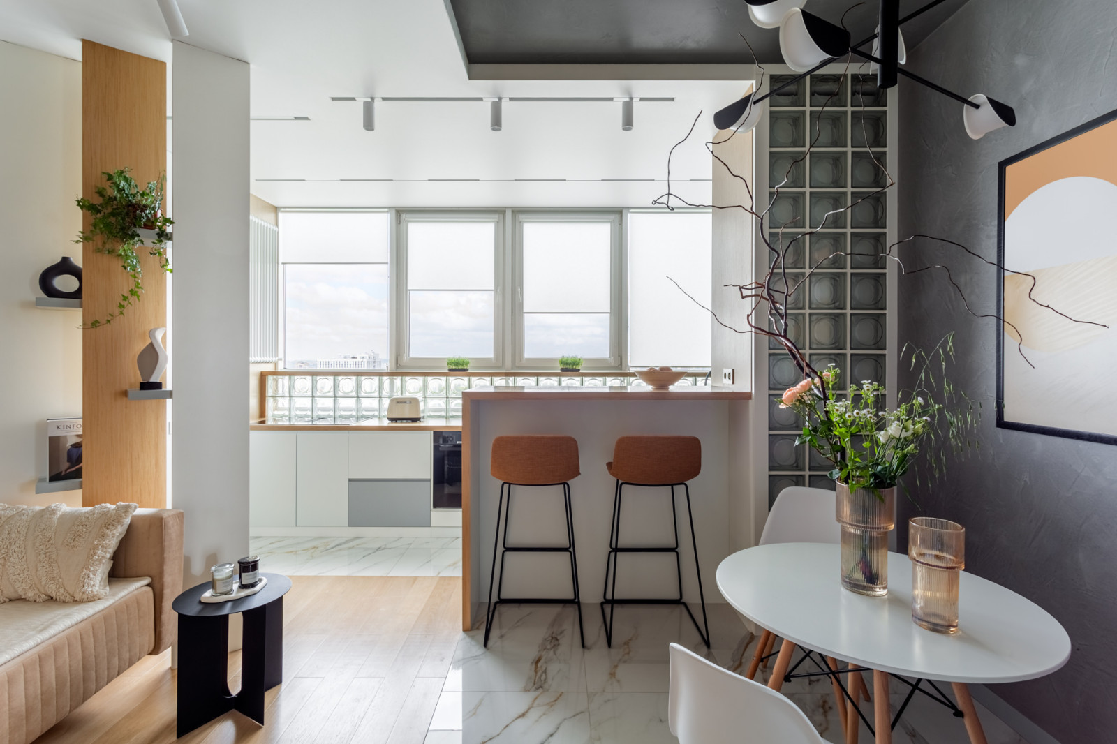 Обложка проекта: Классная двушка с кухней на лоджии 53 м²