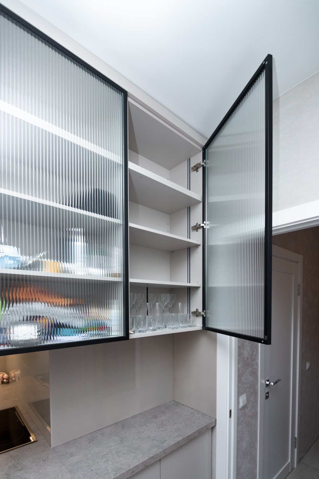 Современная угловая кухня в нежно-сером цвете