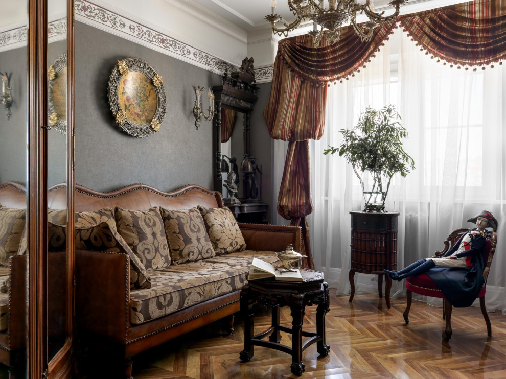 КВАРТИРА С АНТИКВАРНОЙ МЕБЕЛЬЮ (90 М.КВ) И ПРЕДМЕТАМИ ИСКУССТВА