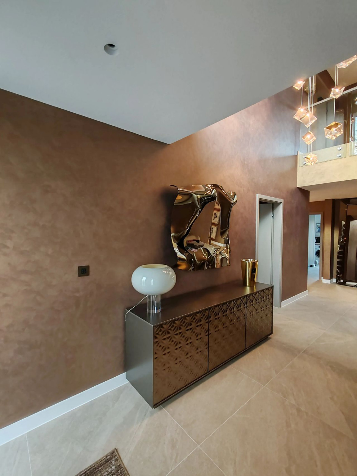 Декоративная штукатурка с эффектом мокрый шелк для коридора  и лестницы