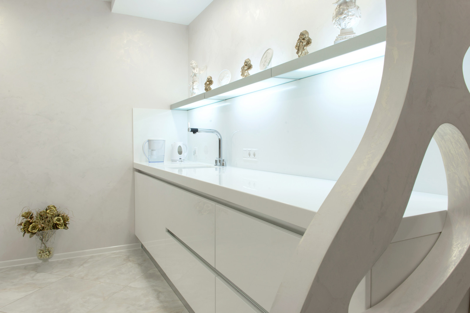 белая кухня без ручек с островом