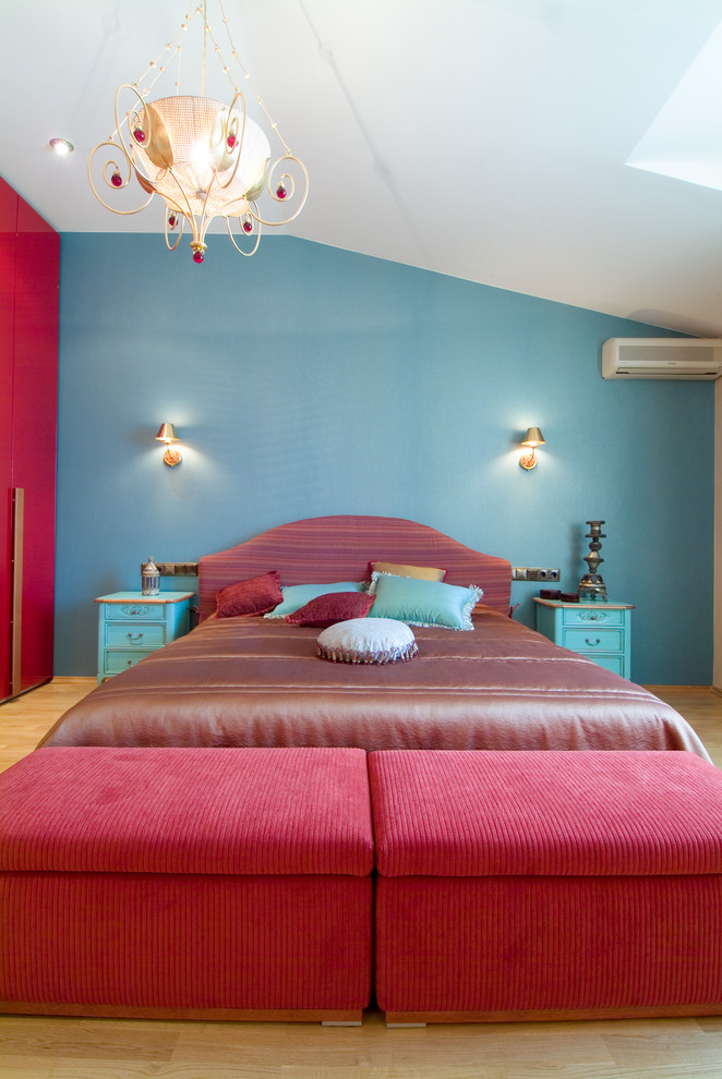 Спальня в бирюзово-красных цветах