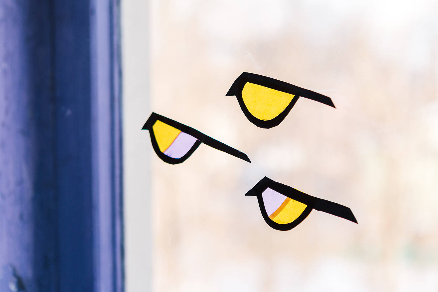 Своими руками: Новогодние силуэты из бумаги на окне