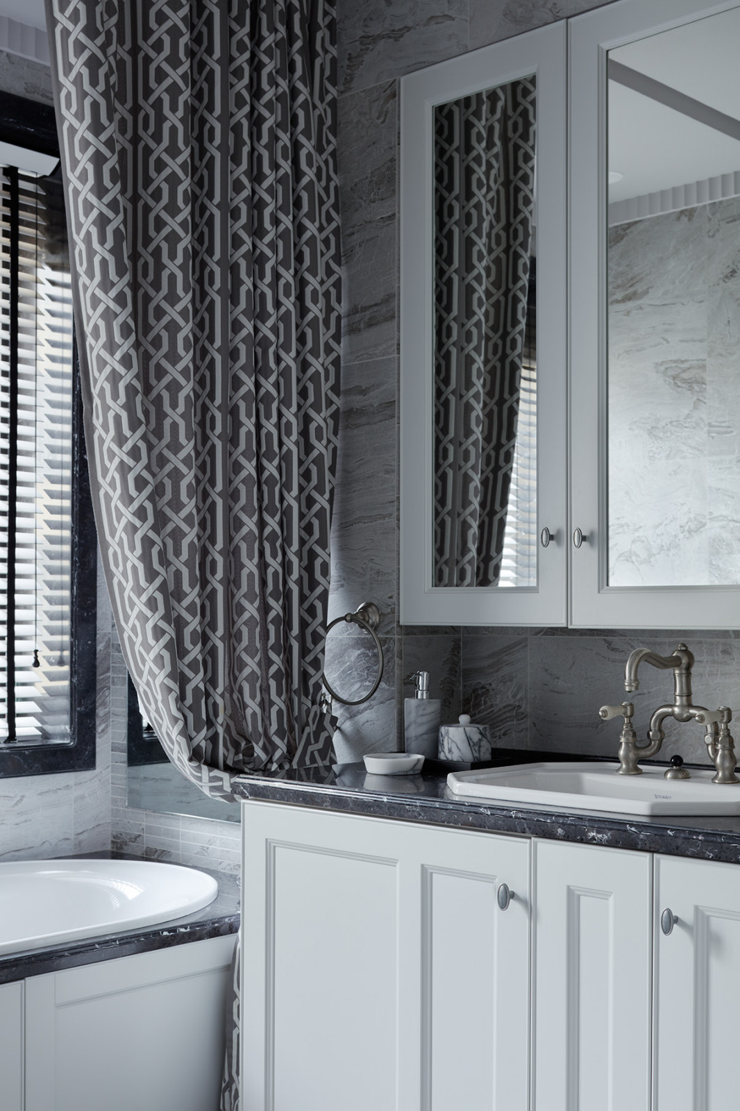 Серая цветовая палитра с яркими акцентами