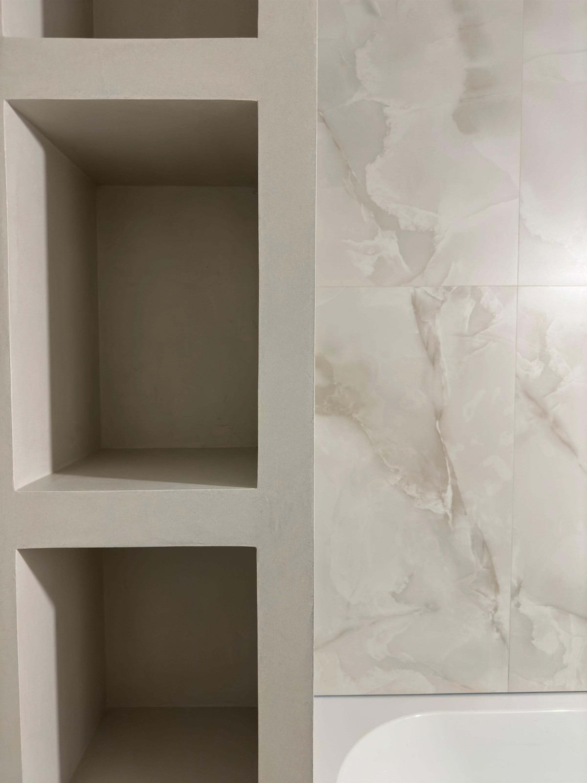 Отделка ванной комнаты декоративной штукатуркой с эффектом полицемента