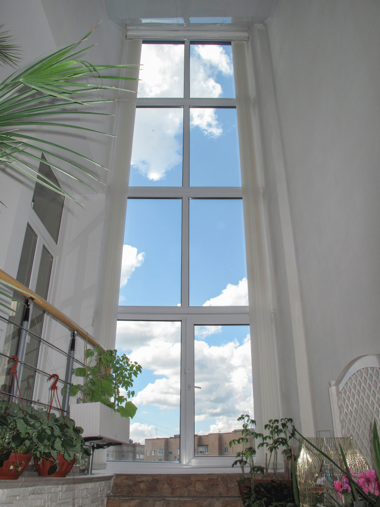 Межкомнатные двери и окно из сосны с шипом и пластиковое окно на лестнице в квар