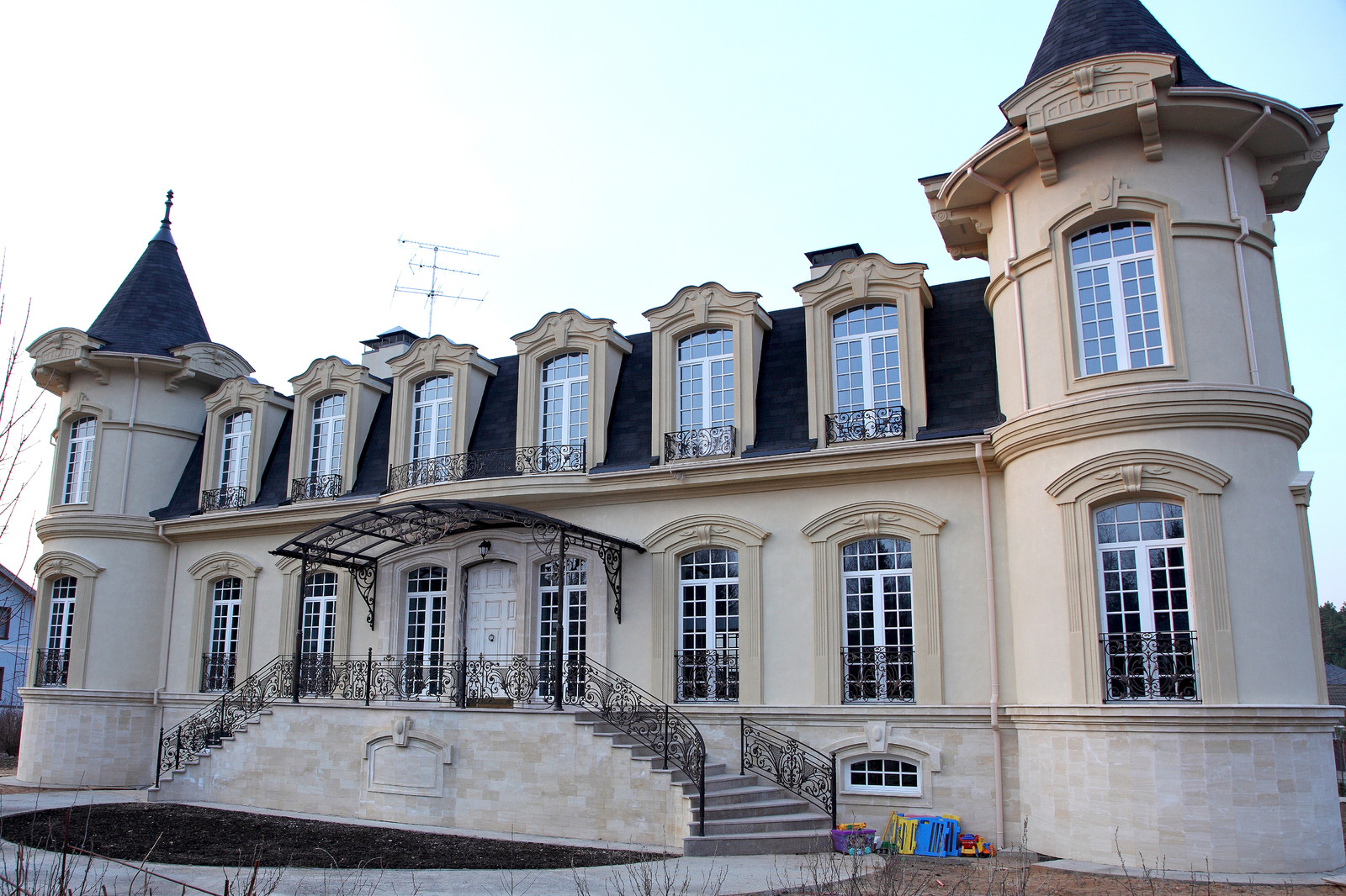 Ограждения на доме в классическом стиле.