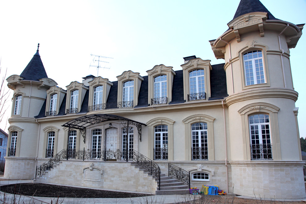 Ограждения на доме в классическом стиле.