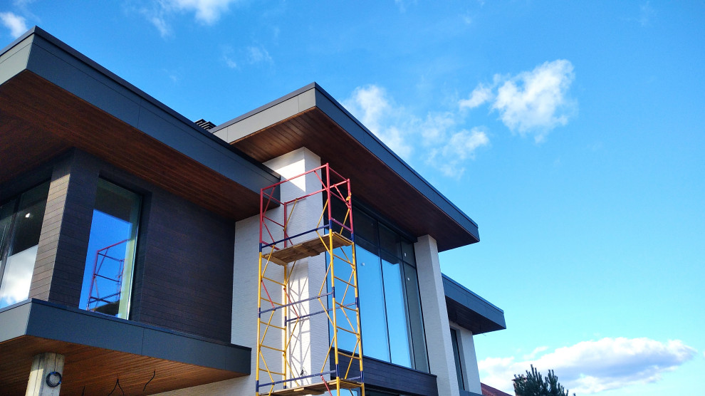 Отделка свесов дома лиственницей