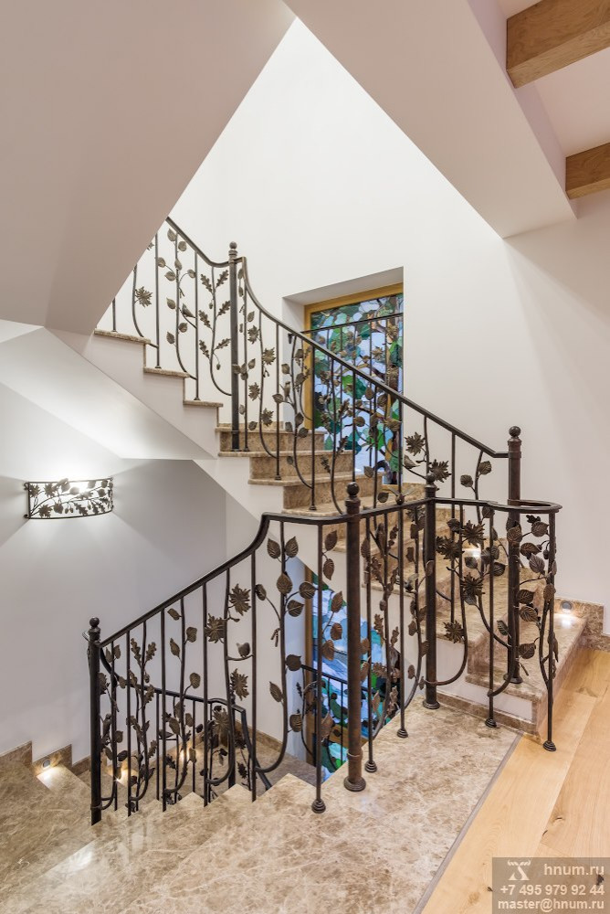Фотосъёмка кованой лестницы и витражей в загородном доме