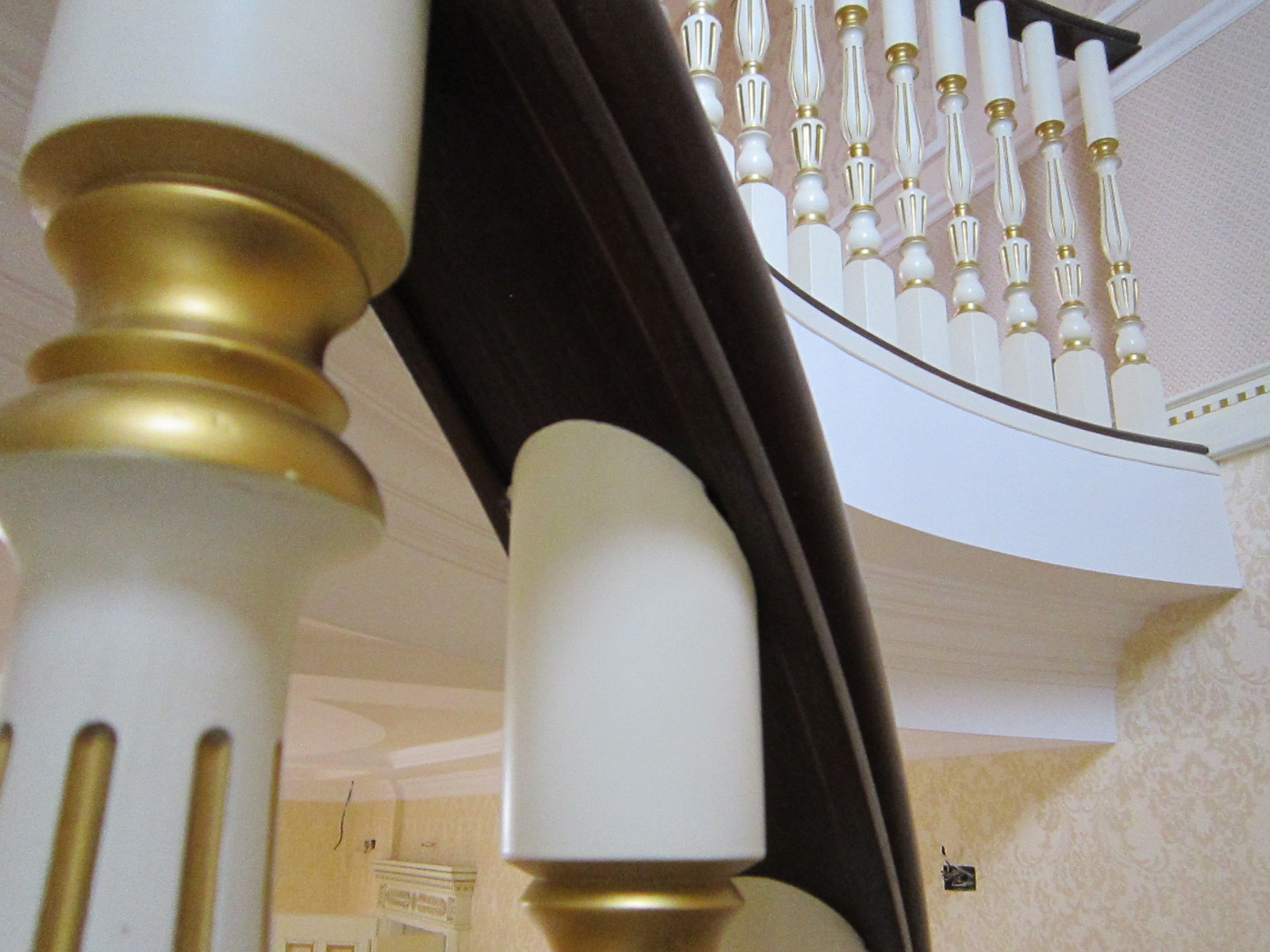 лестница с гнутой бальстрадой