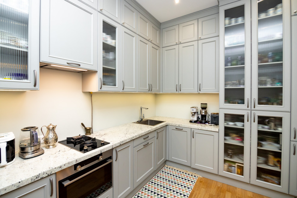 Светло-серая кухня в классическом стиле