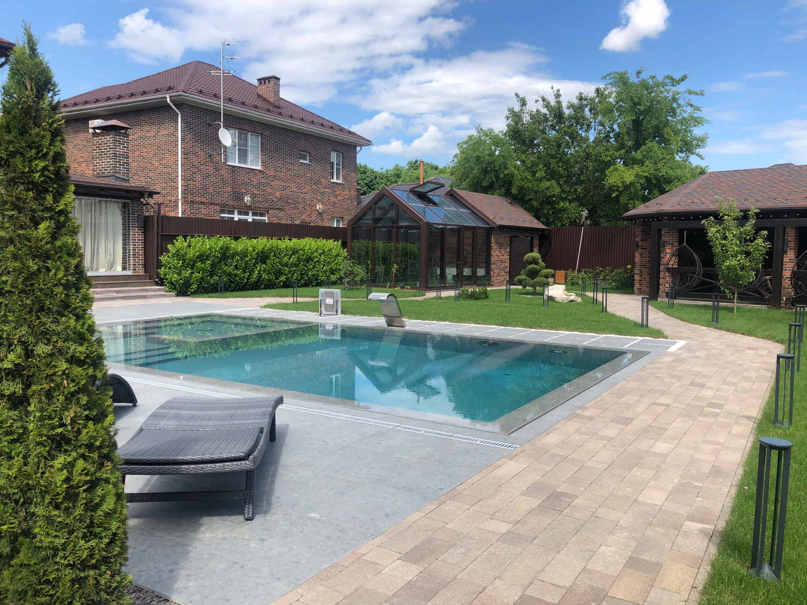 Премиум-бассейн с архитектурно-четкими линиями