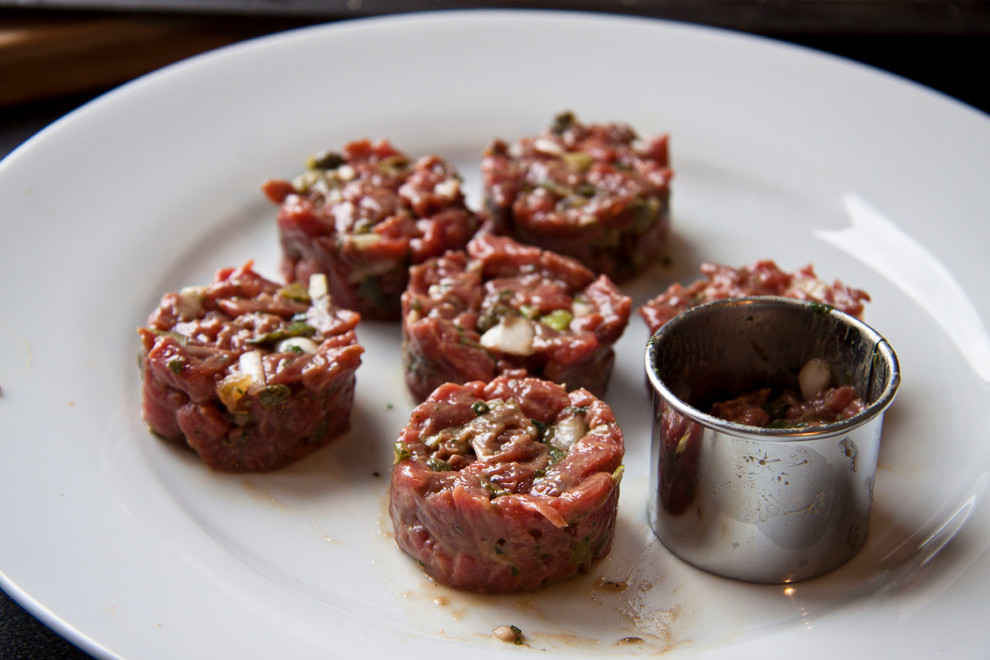 Рецепт: Антипохмельная брускетта с тартаром и яйцом