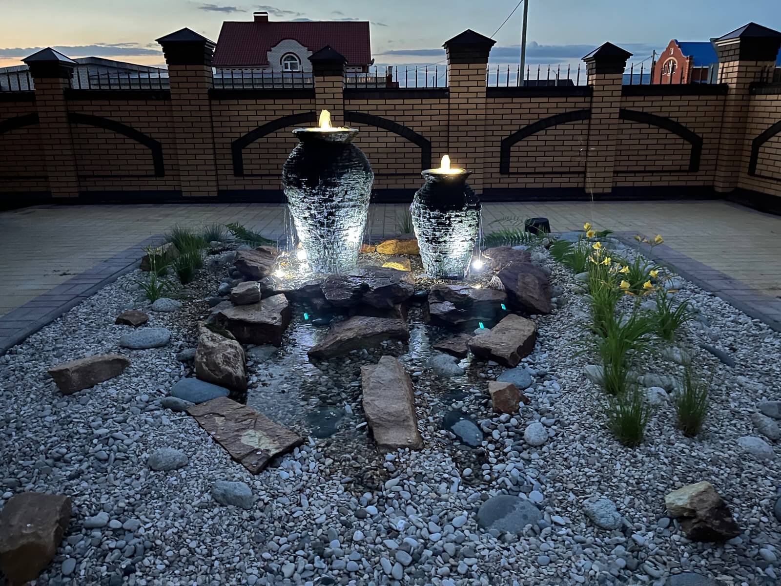 Фонтан с ручьем