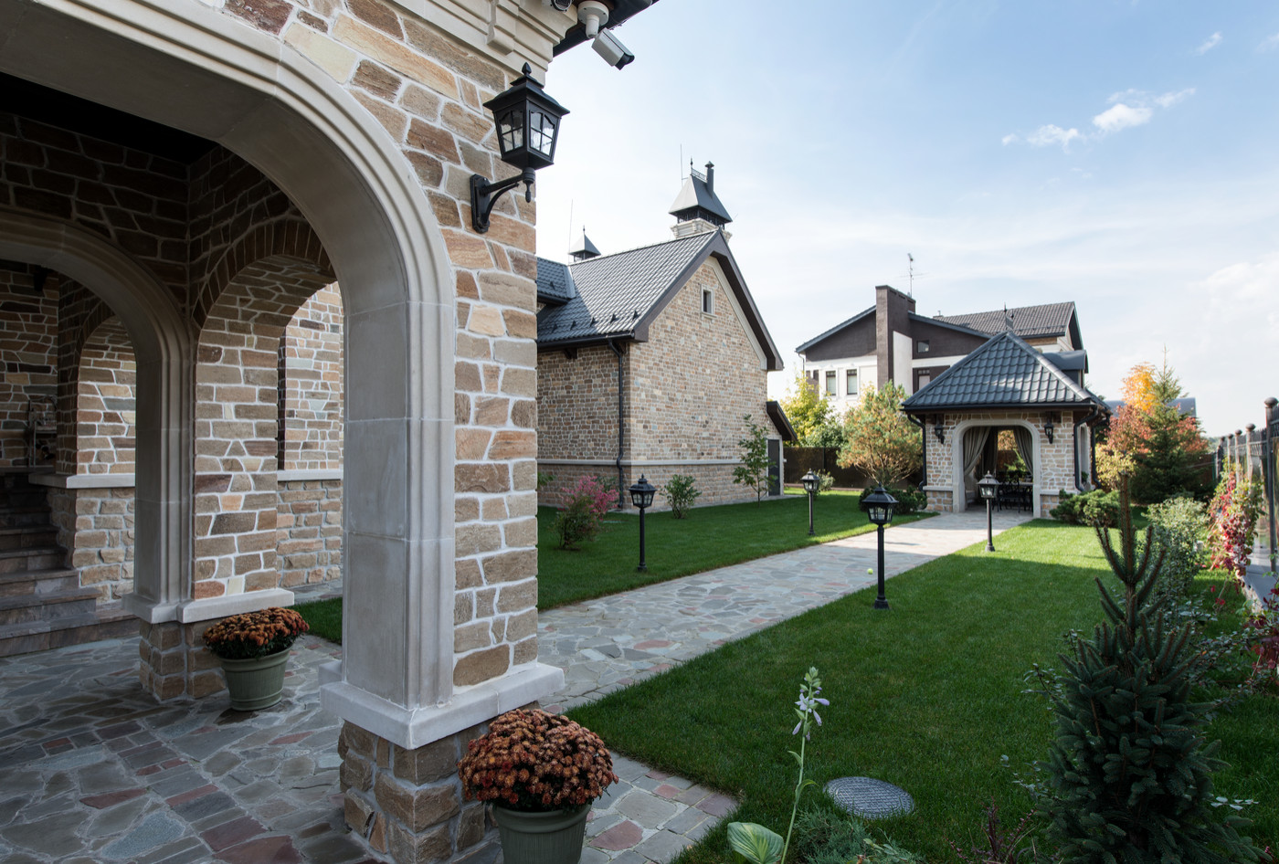 Главный вход в дом, вид на угловую беседку